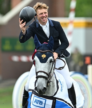 Amanda Derbyshire, Matt Sampson and Mark Edwards are victorious in this week’s international round-up Amanda Derbyshire, Matt Sampson and Mark Edwards are victorious in this week’s international round-up